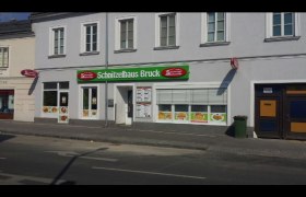 Fassade des Schnitzelhaus Bruck mit grünem Schild und Speisekarten., © Donau Niederösterreich