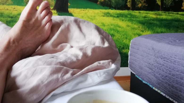 Aufwachen mit einer guten Tasse Kaffee im Bett, © Wolfgang T. Müller