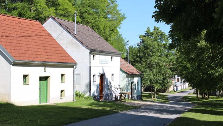 Kellergasse Fuchsenweg Bullendorf, © Weinviertel Tourismus