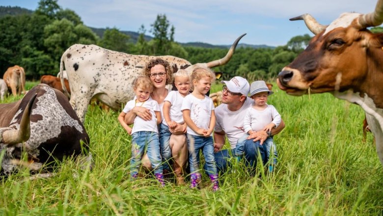 Elisabeth und Micha Hamersky mit ihren Kindern Hannah, Emily, Robin und David am Bachwiesenweg in Pöggstall bei den Texaslonghorns!, © Netzwerk Kulinarik/pov.at