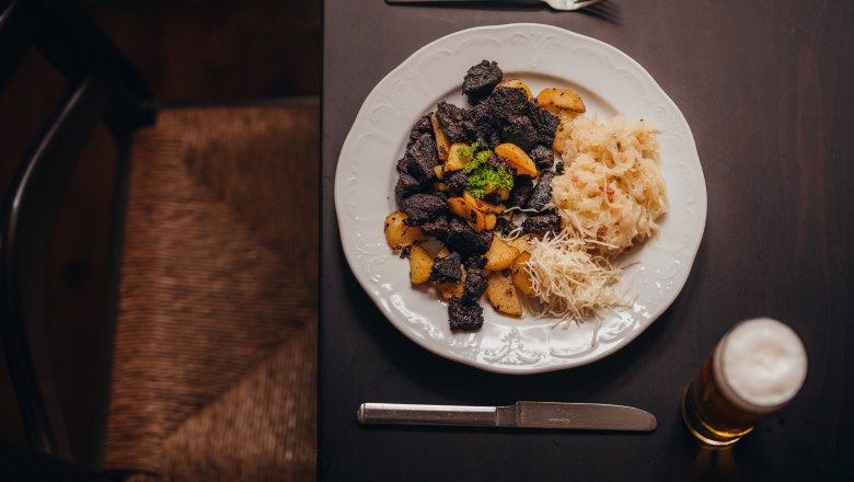 Blunzengröstl mit Erdäpfeln, Sauerkraut und Kren, © Niederösterreich Werbung/Daniela Führer