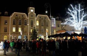 Hauptplatz und Rathaus im Advent, © Stadtgemeinde Neunkirchen