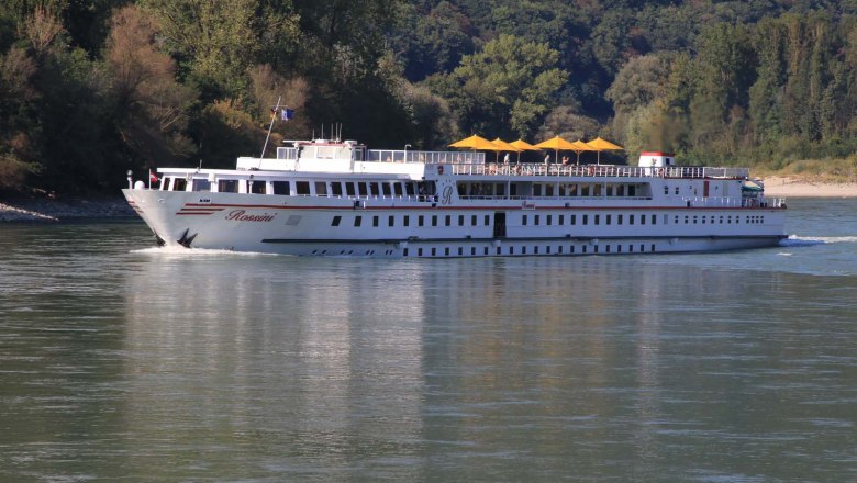 Donauschiff vor der Haustüre, © Szilágyi