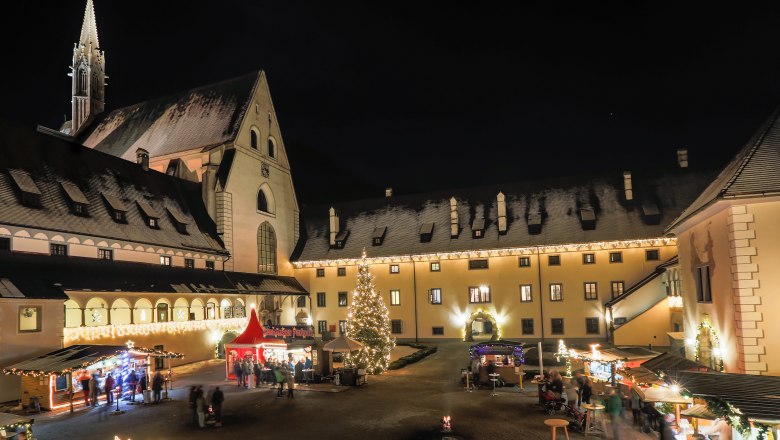 Flammende Kartausenweihnacht mit Blick auf Kirche, © schwarz-koenig.at