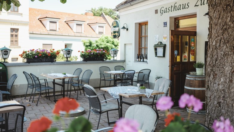 Schattiger Gastgarten in Zistersdorf, © Niederösterreich Werbung/Michael Reidinger