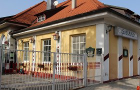 Gelbes Gasthaus mit rotem Dach und dekorativen Laternen., © Donau Niederösterreich Birgit Köck