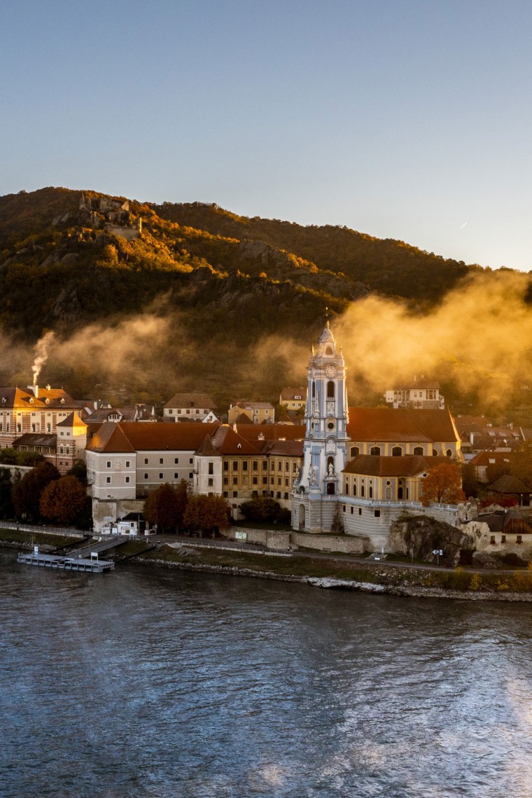 Farbenspiel der Sonderklasse: der blaue Turm in der Herbstsonne. , © Robert Herbst