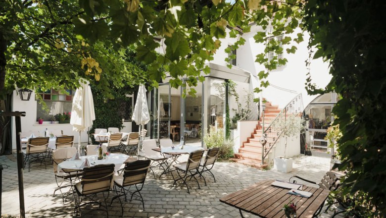 Wunderschöner Gastgarten direkt an der Donau, © Niederösterreich Werbung/Michael Reidinger