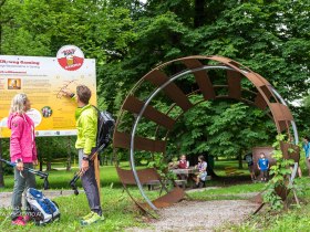 Das Riesen-Bierfass markiert den Start des Weges im Kartausenpark, © Theo Kust