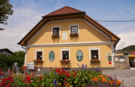 Aussenansicht mit Blumen, © Landgasthof zur Linde