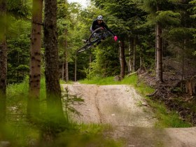 Flowtrails mit zahlreichen Jumps & Tables, © Wexl Trails