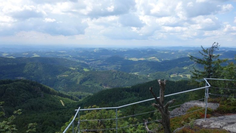 Aussichtsberg Burgsteinmauer, © Leo Baumberger