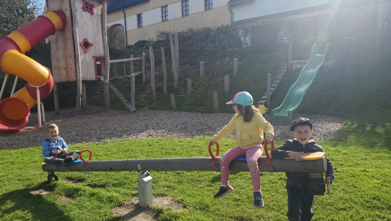 Großer Spielplatz direkt vor dem Haus, © Anderlhof