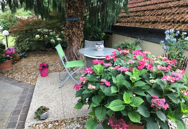 Sitzecke im Garten, © Gästehaus am Steindl