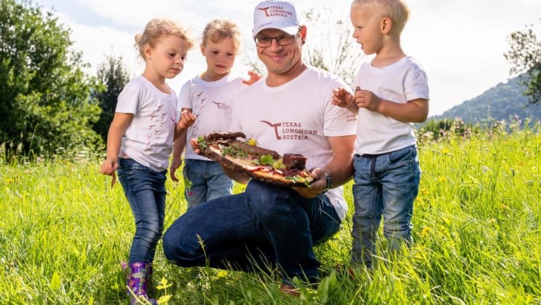 Familie Hamersky mit ihren Produkten!, © Netzwerk Kulinarik/pov.at