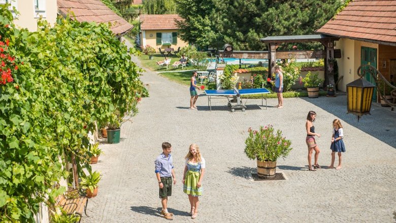 Unser Hof lädt zum Verweilen ein, © Winzerhof Bogner