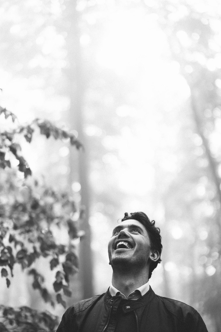 Porträtfoto Artur Cisar-Erlach blick im Wald in die Baumkrone