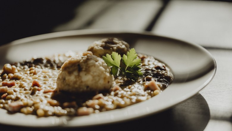 Specklinsen mit Semmelknödel, © Niederösterreich Werbung/Sophie Menegaldo