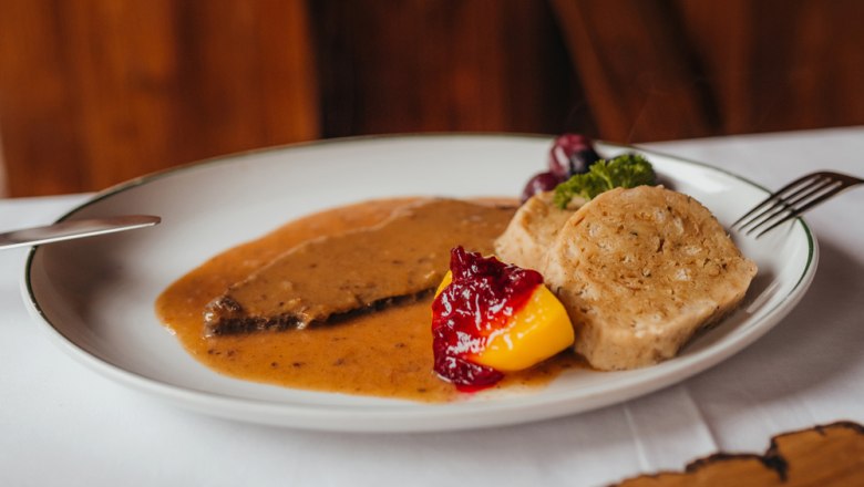 Hirschbraten mit dickem Wurzelsaft und Knödel, © Niederösterreich Werbung/Daniela Führer