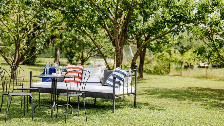 Garten mit einladendem gedeckten Tisch