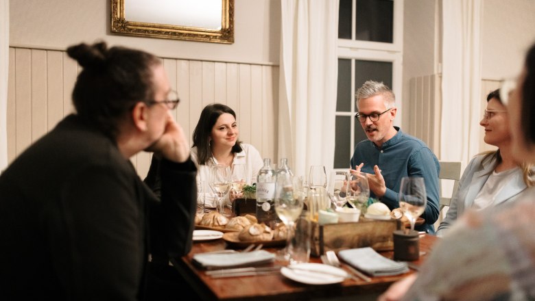 Diskussionsrunde an einem Wirtshaustisch