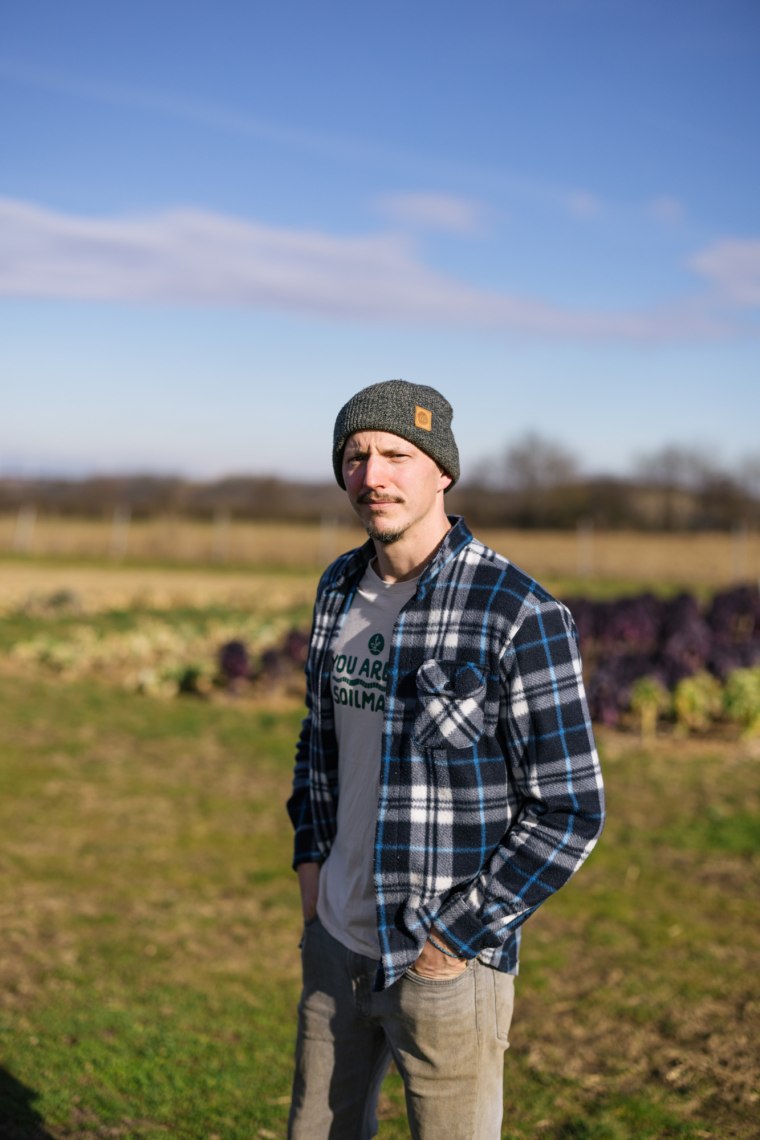 Porträtfoto Michael Kietreiber am Feld seiner Marktgärtnerei