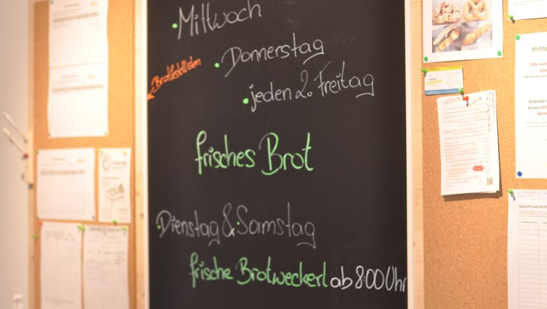 Infotafel im Eingangsbereich vom Dorfladen, © Nadine Sunk