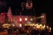 Menschen trinken am Abend in einem Schloss Punsch