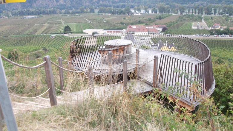 Aussichtsplattform mit Blick auf Weinberge und Hügel in ländlicher Umgebung., © Donau NÖ/Birgit Fischer