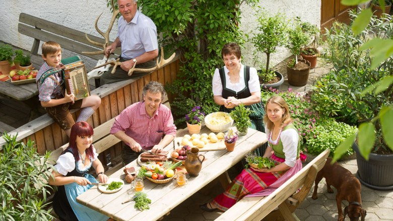 Zusammenkommen bei der Jause im Gastgarten, © Rita Newman