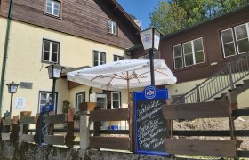 Außenansicht Alpenbistro „Am Wasserwerk“ Kaiserbrunn, © Scharfegger’s Raxalpen Resort