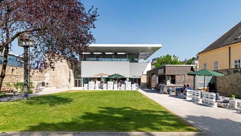 Bürgermeistergarten mit Schanigarten, © Wiener Alpen/Christoph Schubert