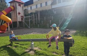 Großer Spielplatz direkt vor dem Haus, © Anderlhof