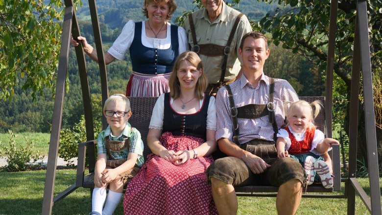 Familienfoto im Garten, © Fam. Büchinger