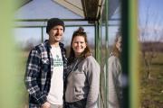 Porträtfoto Michael und Verena Kietreiber am Feld ihrer Marktgärtnerei