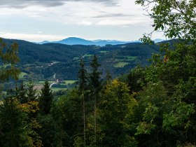 Blick auf die St. Anna Kirche und den Ötscher, © Gottfried Grossinger