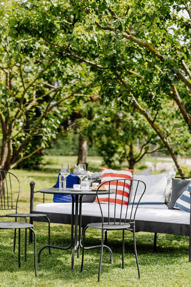 Garten mit einladendem gedeckten Tisch