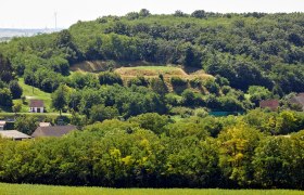 Der Hausberg von Gaiselberg ist im Gelände eindrucksvoll zu sehen, © Peter Ableidinger, Archiv Krahuletz-Museum