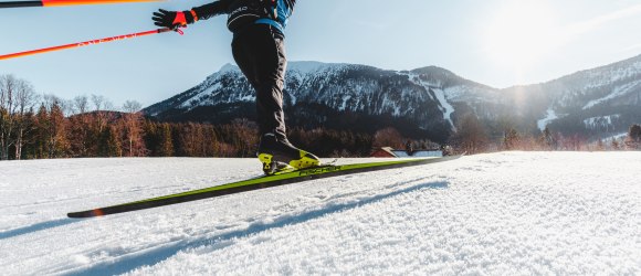 Mann fährt auf auf Langlaufspuren mit Langlaufski