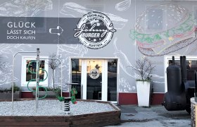 Fassade von Johnny's Burger in Pöchlarn mit Spielplatz und Grill., © Donau NÖ Tourismus GmbH