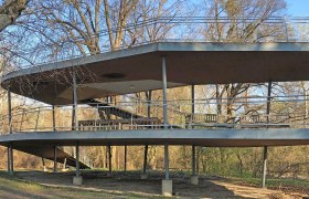 Modernes, zweistöckiges Pavillon im Park mit Bänken und Treppen., © Nationalpark Donau-Auen, Grabner