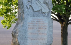 Gedenkstein im Sommer, © Marktgemeinde Jedenspeigen