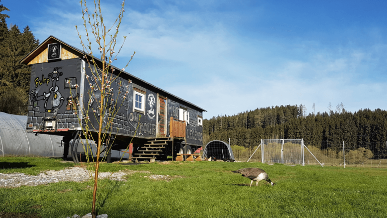 Tiny House Living Legends Aussenansicht im Sommer, © Edermühle