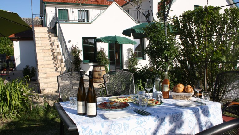 Gedeckter Tisch im Garten, © Familie Schmidl