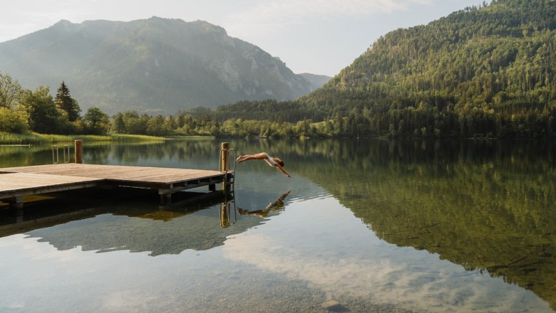 Schwimmende Frau im Lunzer See