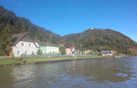 Direkt an der Donau gelegen: Gasthof Ziseritsch (in grün), © Ziseritsch