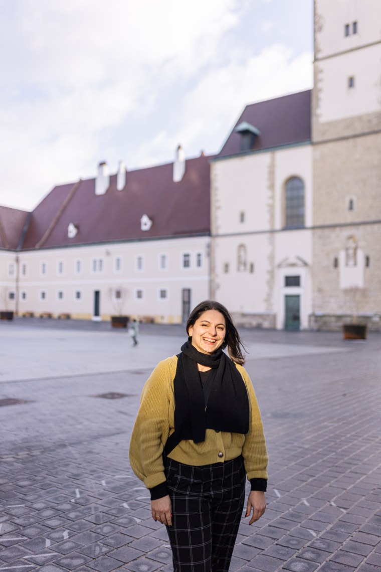 Porträtfoto Marlies Eder am Domplatz in St. Pölten