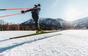 Mann fährt auf auf Langlaufspuren mit Langlaufski