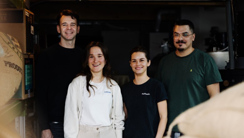 Teamfoto der Mitarbeiter von Kaffeefelix in ihrer Rösterei