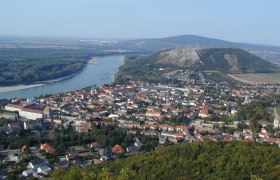 Luftaufnahme einer Stadt an einem Fluss mit Hügeln im Hintergrund., © Gästeinfobüro Hainbur/Donau